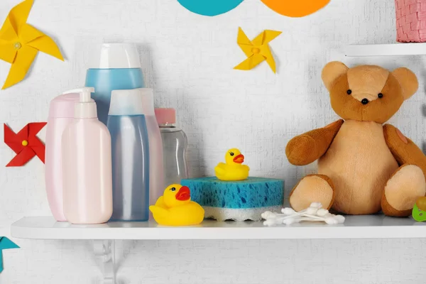 Baby-Accessoires in den Regalen in Großaufnahme — Stockfoto