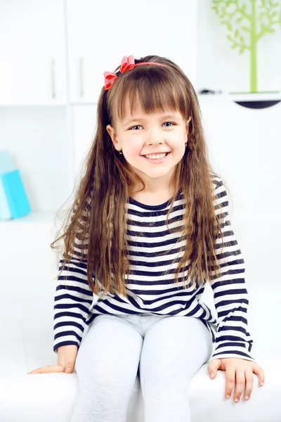 Eve iç arka plan üzerinde sevimli küçük kız portresi — Stok fotoğraf