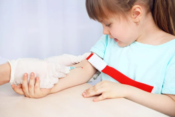 Sjuksköterska med spruta tar blod för test på sjukhus — Stockfoto
