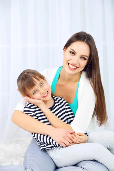 Zwei Mädchen lächeln auf hellem Hintergrund — Stockfoto