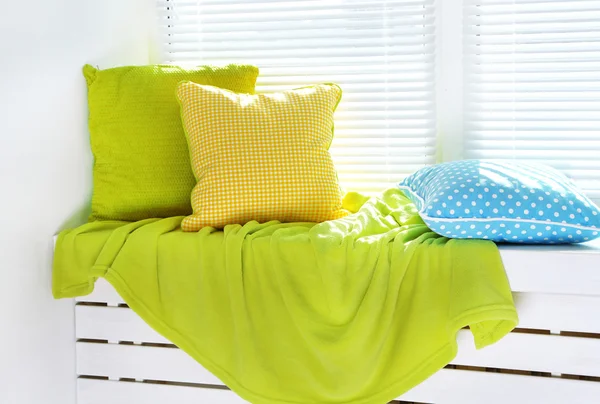 Almohadas coloridas en alféizar de ventana — Foto de Stock