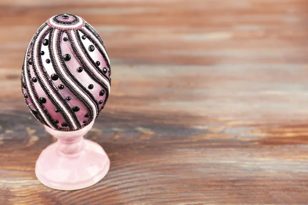 Huevo de Pascua sobre fondo rústico de mesa de madera — Foto de Stock