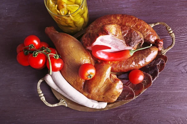 Assortimento di salumi su vassoio di metallo su sfondo di legno a colori — Foto Stock