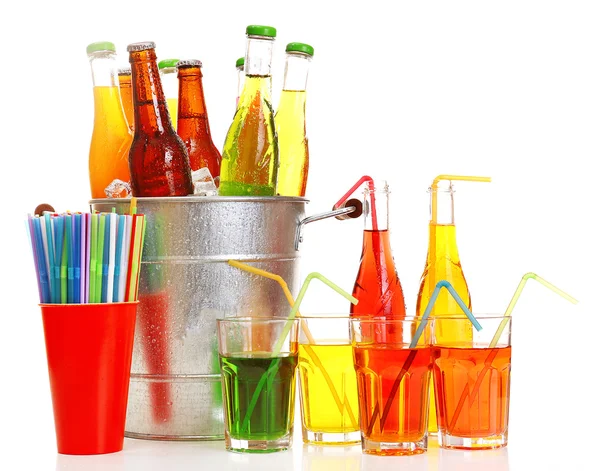 Skleněné výrobky různých nápojů v plechový kbelík izolovaných na bílém — Stock fotografie