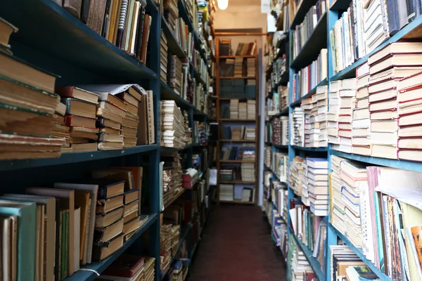 Pek çok kitap kütüphane içinde bookshelf — Stok fotoğraf