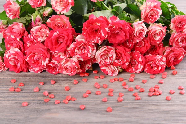 Beautiful roses on table close-up — Stock Photo, Image