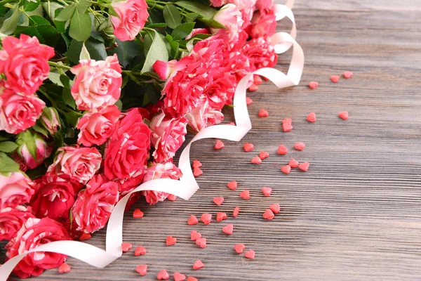 Beautiful roses on table close-up — Stock Photo, Image