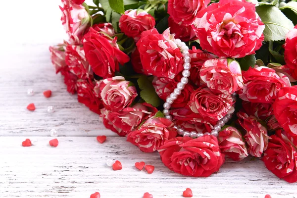 Beautiful roses on table close-up — Stock Photo, Image