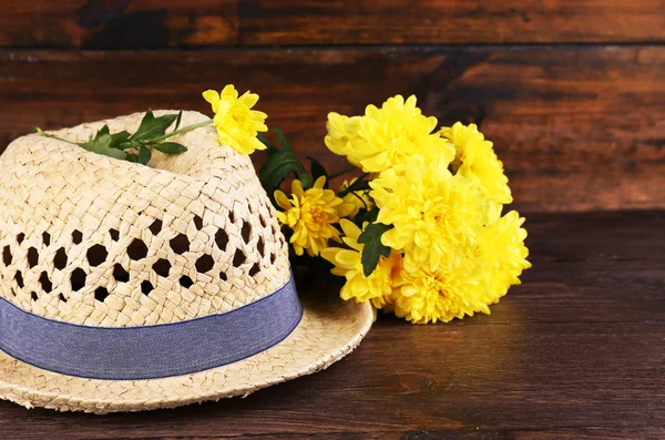 Hat with flowers on wooden background — Stock Photo, Image