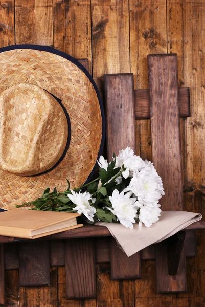 Шляпа с цветами на деревянном фоне — стоковое фото