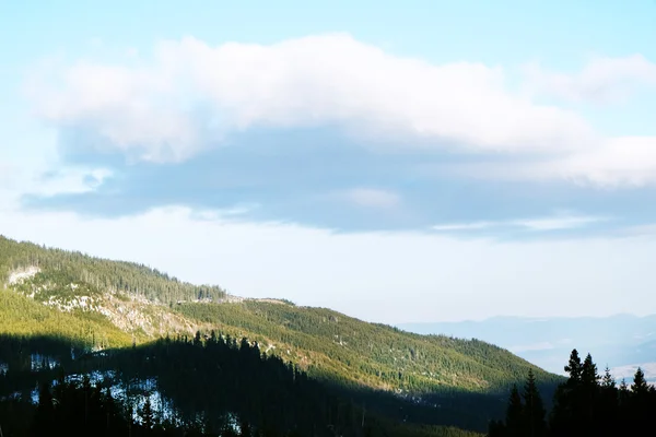 Underbar utsikt över bergen med blå himmel — Stockfoto