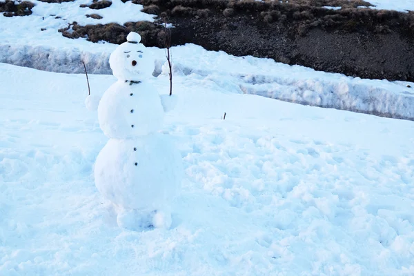 Забавный снеговик на снегу зимой — стоковое фото