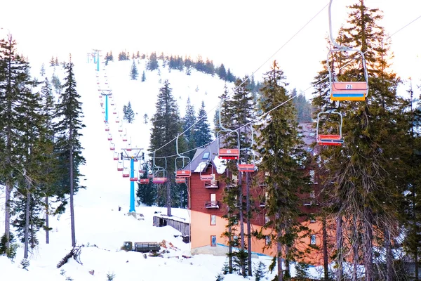 Teleferik dağlar kışın üzerinden — Stok fotoğraf