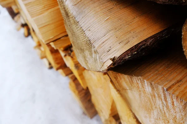 Brandhout in sneeuw buitenshuis, close-up — Stockfoto