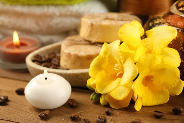 Composition avec traitement fleur jaune et spa sur fond de table en bois — Photo