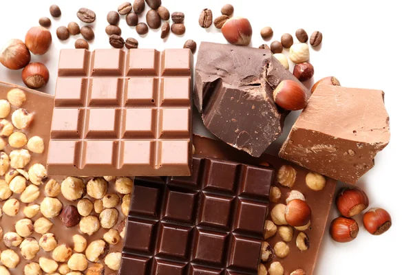 Шоколадні батончики з лісовими горіхами та кавовими зернами крупним планом — стокове фото