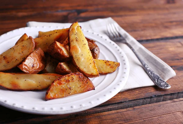 Patate al forno su patè su tavolo di legno — Foto Stock