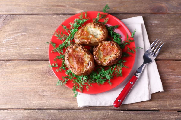 Batatas assadas com endro em patê na mesa de madeira — Fotografia de Stock