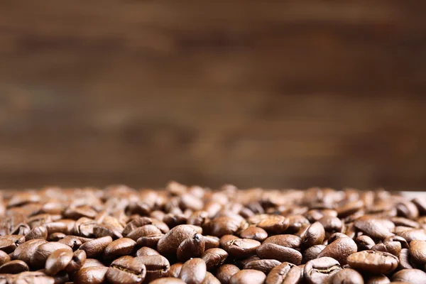 갈색 배경에 있는 커피콩 — 스톡 사진