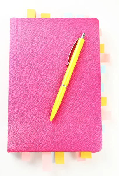 Quaderno con segnalibri e penna, isolato su bianco — Foto Stock
