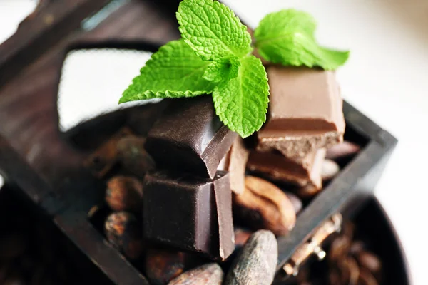 Zátiší s sadou čokolády, ořechy a kávy, záběr — Stock fotografie