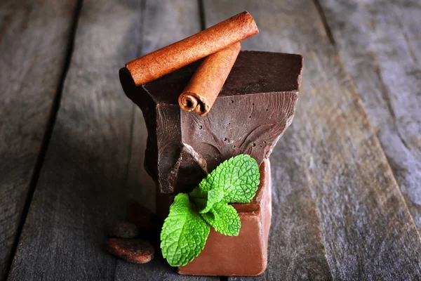 Natureza morta com conjunto de chocolate em fundo de madeira — Fotografia de Stock