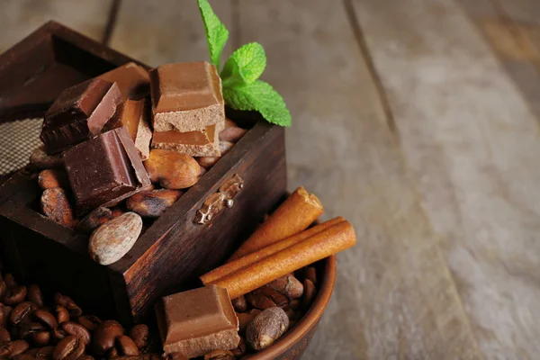 Zátiší s nastaveným čokoládu, kávu a koření na dřevěný stůl, záběr — Stock fotografie