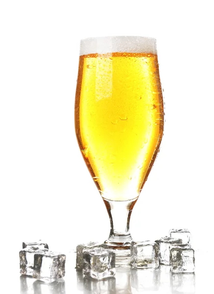 Стакан пива с пеной и кубиками льда, изолированные на белом — стоковое фото