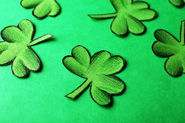 Shamrock folhas no fundo verde — Fotografia de Stock