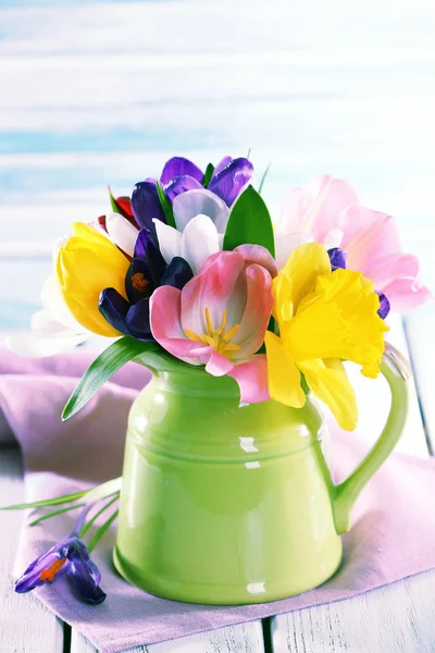 Красивые весенние цветы на деревянном столе на голубом фоне — стоковое фото