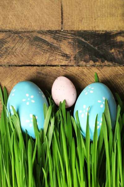 复活节彩蛋和草地上木制背景 — 图库照片