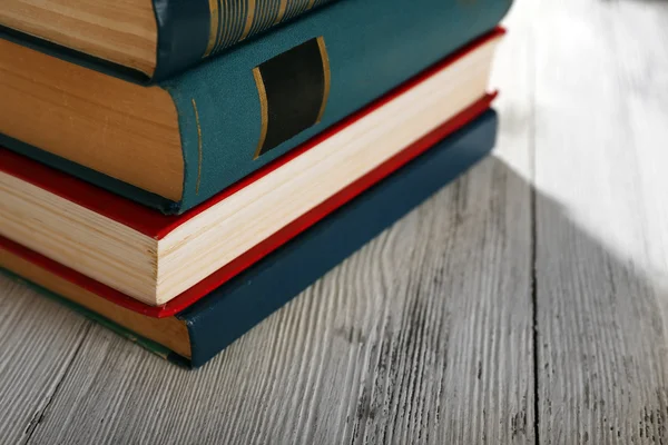 Oude boeken op houten tafel achtergrond — Stockfoto