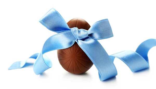 Choklad påskägg med färg band rosett isolerad på vit — Stockfoto