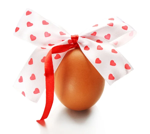 Velikonoční vajíčko s barva stuhou luk izolované na bílém — Stock fotografie