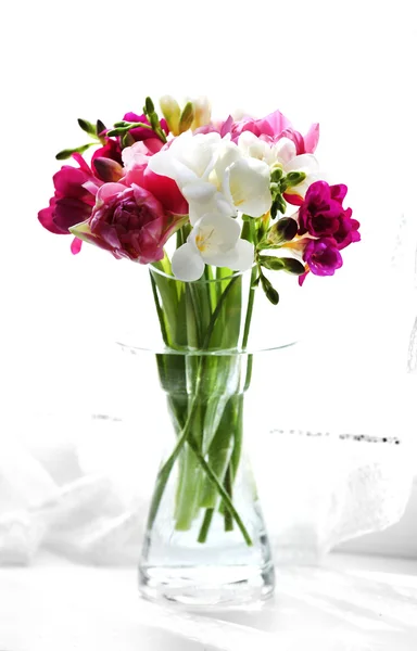 Piękne wiosenne kwiaty na tle parapetu — Zdjęcie stockowe