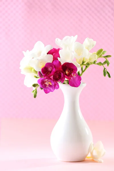 Krásný jarní květiny na růžovém pozadí — Stock fotografie