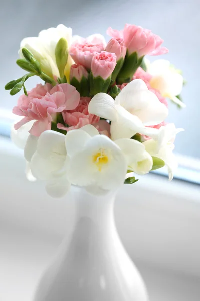 Vackra vårblommor i vas på fönsterkarmen bakgrund — Stockfoto