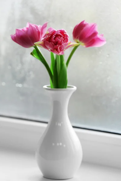 Belles tulipes roses dans un vase sur fond de rebord de fenêtre — Photo