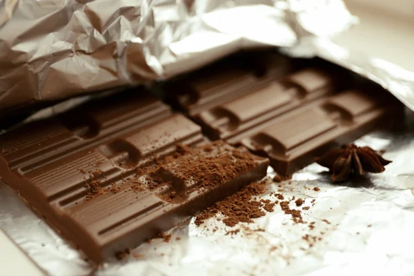 Çikolata kakao ve anasonu folyo, closeup üzerinde — Stok fotoğraf