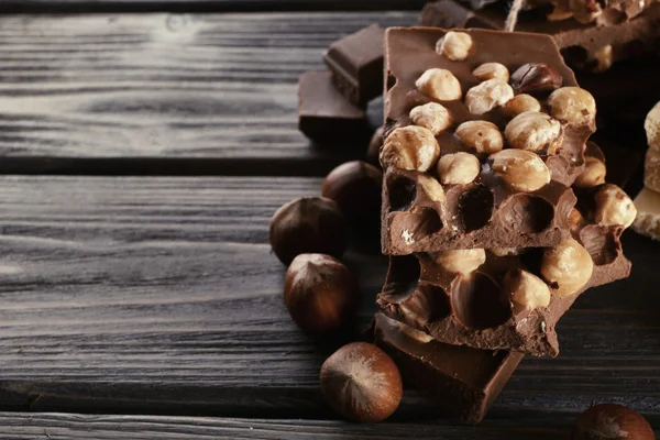 Zestaw czekolady z orzechami na drewniane tła — Zdjęcie stockowe