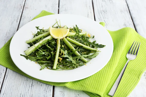 Piatto di insalata verde con cetriolo, rucola e rosmarino su fondo di legno — Foto Stock