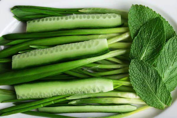 Salada verde com pepino e alho-porro selvagem, close-up — Fotografia de Stock