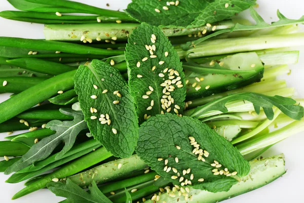 Salada verde com pepino e alho-porro selvagem, close-up — Fotografia de Stock