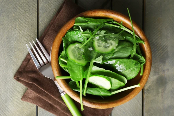 Salada verde em tigela na mesa de madeira, vista superior — Fotografia de Stock