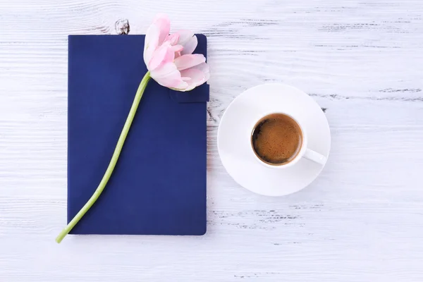 Verse tulip, dagboek en kopje koffie op houten tafel, bovenaanzicht — Stockfoto
