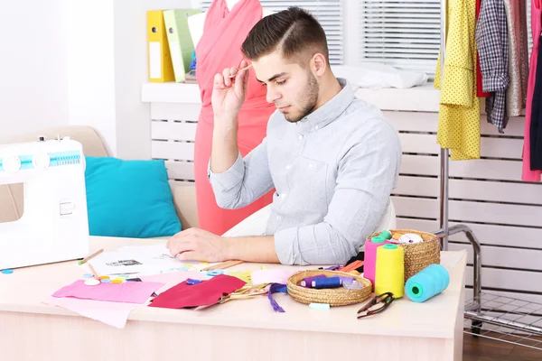 Jeune homme créateur de mode crée une nouvelle collection de vêtements — Photo