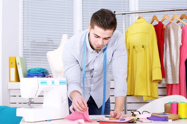 Jovem designer de moda cria nova coleção de roupas — Fotografia de Stock