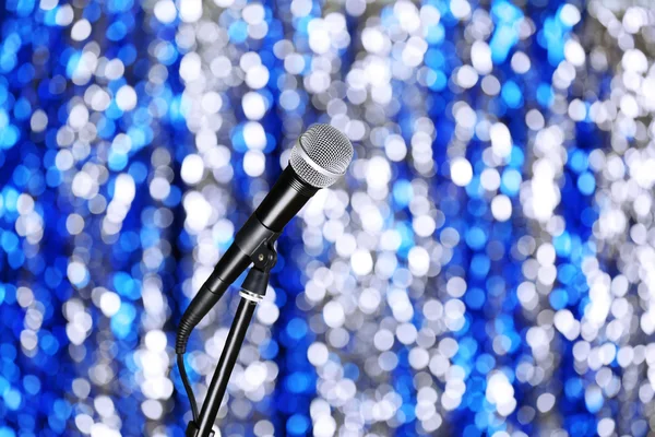 Micrófono en soporte sobre fondo azul — Foto de Stock