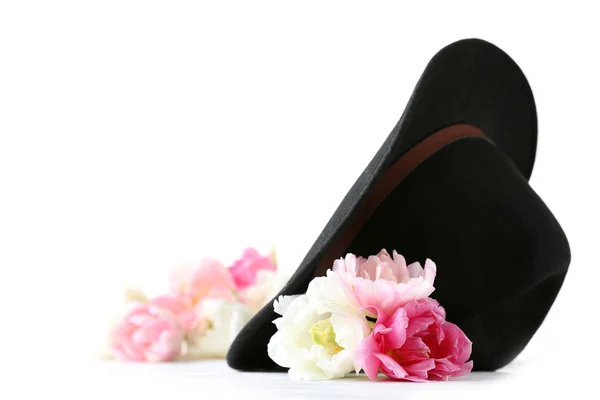 Hermosos tulipanes con sombrero negro aislado en blanco —  Fotos de Stock