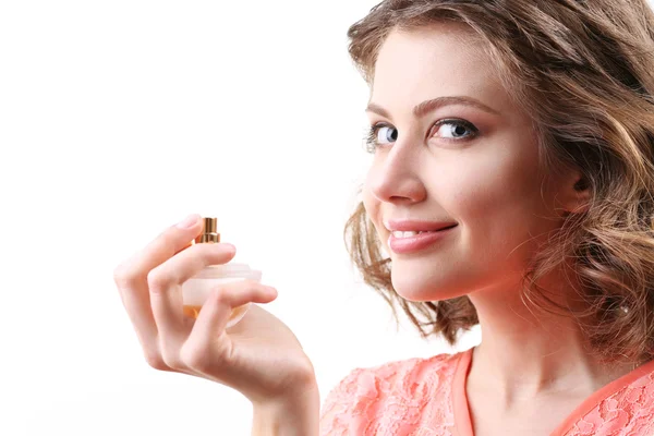 Hermosa mujer con frasco de perfume aislado en blanco — Foto de Stock